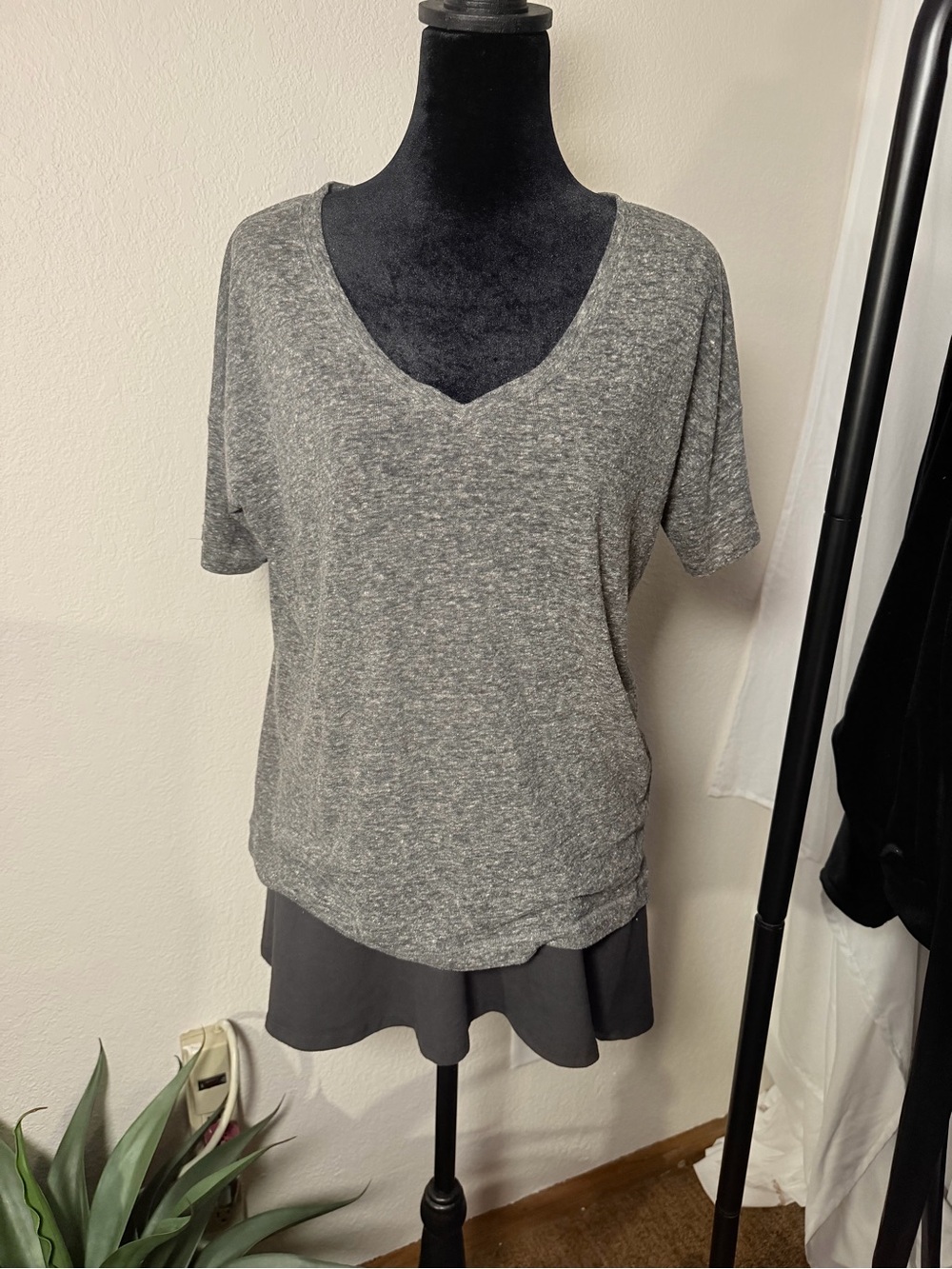 Linen blend gra vneck relaxed short sleeve top